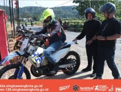 Jaga Keharmonisan, Wakil Wali Kota Singkawang Serahkan Paket Imlek di Klenteng Fuk Nung Kiun