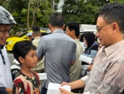 Jelang Berbuka, Pengendara di Bundaran Digulis Pontianak Terima Paket Takjil