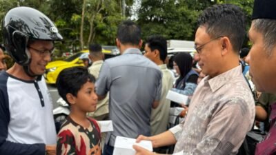 "Wali Kota Pontianak Edi Kamtono membagikan paket takjil kepada pengendara dan warga di Bundaran Tugu Digulis Untan untuk membantu warga berbuka di perjalanan. "