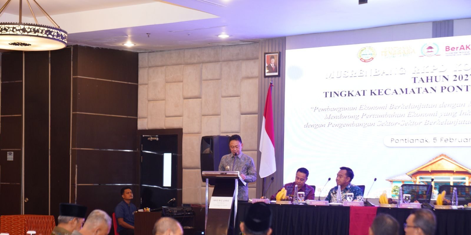 Wali Kota Pontianak Edi Rusdi Kamtono memberikan sambutan saat membuka Musrenbang RKPD Tahun 2027 tingkat Kecamatan Pontianak Tenggara di Hotel Mercure. (Dok. HO/Faktakalbar.id)