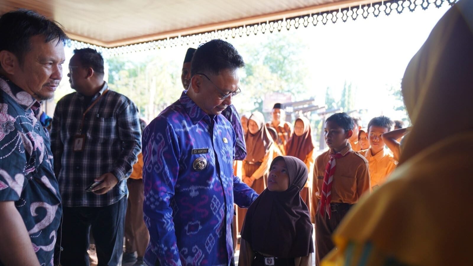 Wali Kota Pontianak Edi Rusdi Kamtono berdialog dengan siswa sekolah dasar saat kunjungan kerja pemantauan pendidikan. (Dok. HO/Faktakalbar.id)