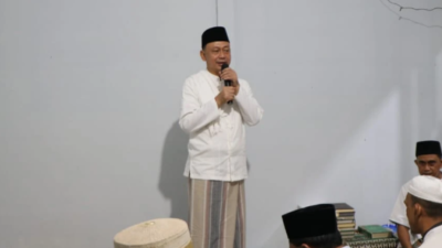 Wali Kota Pontianak Edi Rusdi Kamtono saat memberikan sambutan dan arahan kepada jemaah usai melaksanakan Salat Subuh di Masjid Baitussalam, Kelurahan Banjar Serasan, Kamis (19/2/2026).