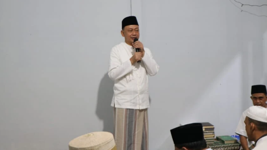 Wali Kota Pontianak Edi Rusdi Kamtono saat memberikan sambutan dan arahan kepada jemaah usai melaksanakan Salat Subuh di Masjid Baitussalam, Kelurahan Banjar Serasan, Kamis (19/2/2026).