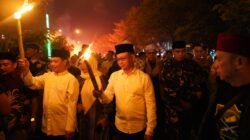 Wali Kota Pontianak Edi Rusdi Kamtono memegang obor saat mengikuti Pawai Obor menyambut Ramadan 1447 H di Pontianak. (Dok. HO/Faktakalbar.id)