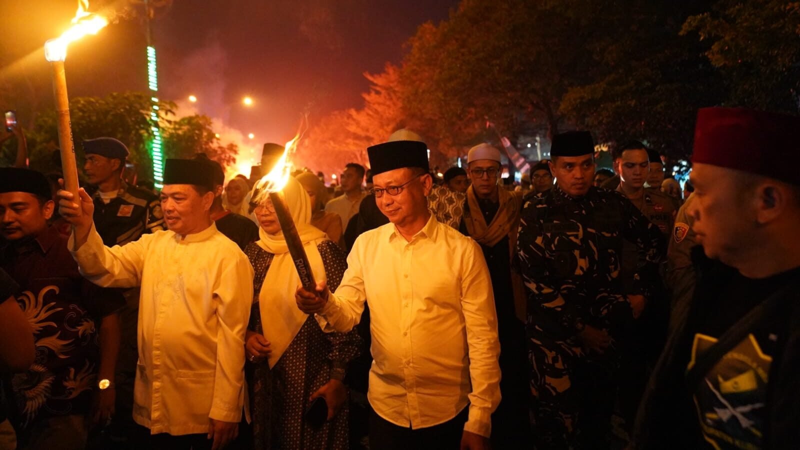 Wali Kota Pontianak Edi Rusdi Kamtono memegang obor saat mengikuti Pawai Obor menyambut Ramadan 1447 H di Pontianak. (Dok. HO/Faktakalbar.id)