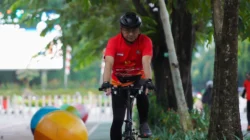 "Wali Kota Pontianak Edi Rusdi Kamtono bersepeda di jalur sepeda dengan pepohonan di sepanjang trotoar"