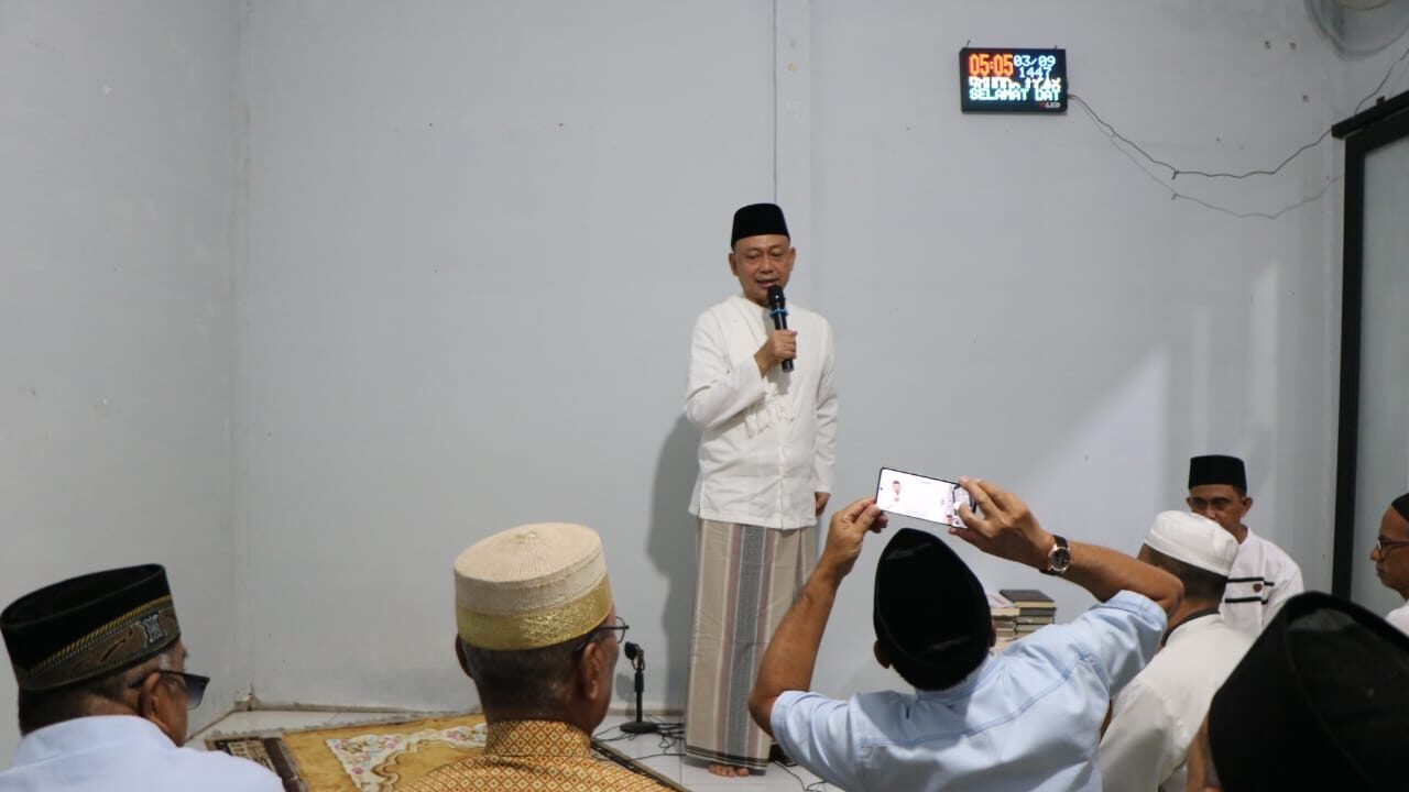 Wali Kota Pontianak Edi Rusdi Kamtono memberikan sambutan saat Safari Ramadan di Masjid Baitussalam Banjar Serasan. (Dok. HO/Faktakalbar.id)