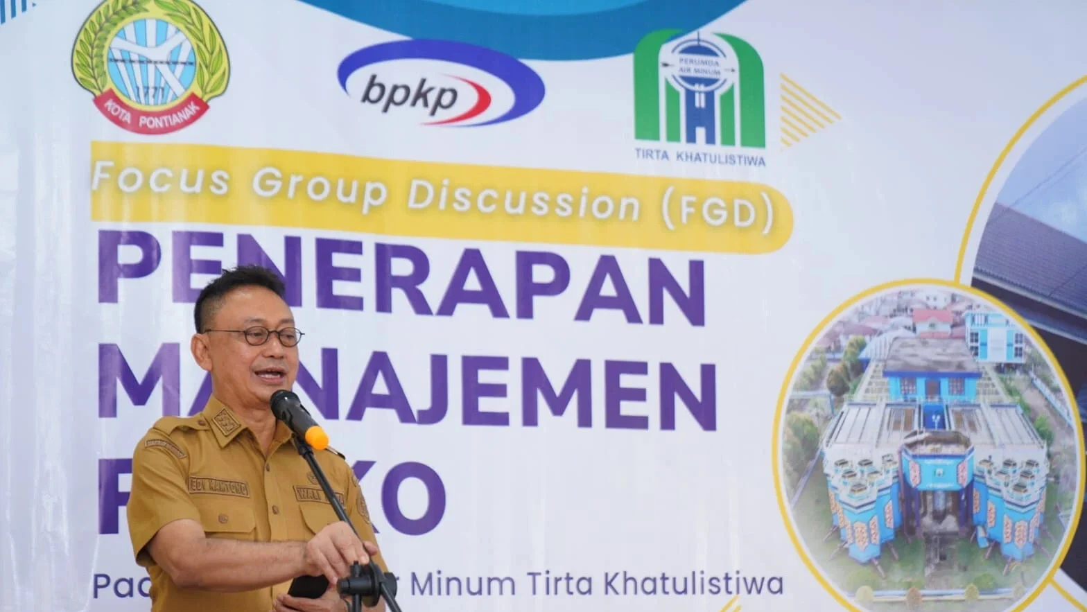 "Wali Kota Pontianak Edi Kamtono minta PDAM tekan kebocoran pipa hingga di bawah 28%. Pipa Nipah Kuning ditargetkan operasi Februari 2026."