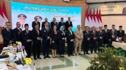 Wali Kota Singkawang, Tjhai Chui Mie, berfoto bersama jajaran direksi dan kepala daerah se-Kalimantan Barat usai Rapat Umum Pemegang Saham (RUPS) Bank Kalbar Tahun Buku 2025. (Dok. HO/Faktakakalbar.id)