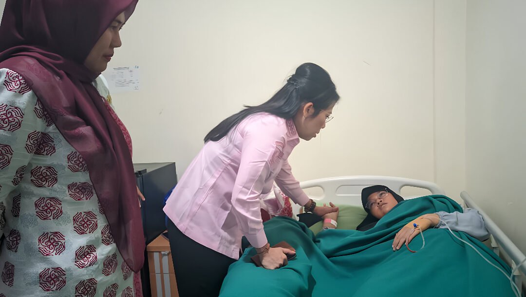 Wali Kota Singkawang Tjhai Chui Mie meninjau 56 siswa MAN Model Singkawang yang mengalami gejala keracunan usai menyantap menu Makan Bergizi Gratis. (Dok: Prokopim Singkawang)