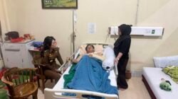 Wali Kota Singkawang Tjhai Chu Mie menjenguk Wakil Wali Kota Muhammadin di ruang perawatan pasca musibah kecelakaan tunggal. (Dok. Facebook/Tjhai Chui Mie)