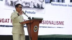 Wakil Menteri Pertahanan Donny Ermawan Taufanto memberikan paparan mengenai pertahanan negara dan wawasan kebangsaan di podium saat acara Ramadan Leadership Camp di Makassar. (Dok. HO/Faktakalbar.id)