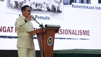 Wakil Menteri Pertahanan Donny Ermawan Taufanto memberikan paparan mengenai pertahanan negara dan wawasan kebangsaan di podium saat acara Ramadan Leadership Camp di Makassar. (Dok. HO/Faktakalbar.id)