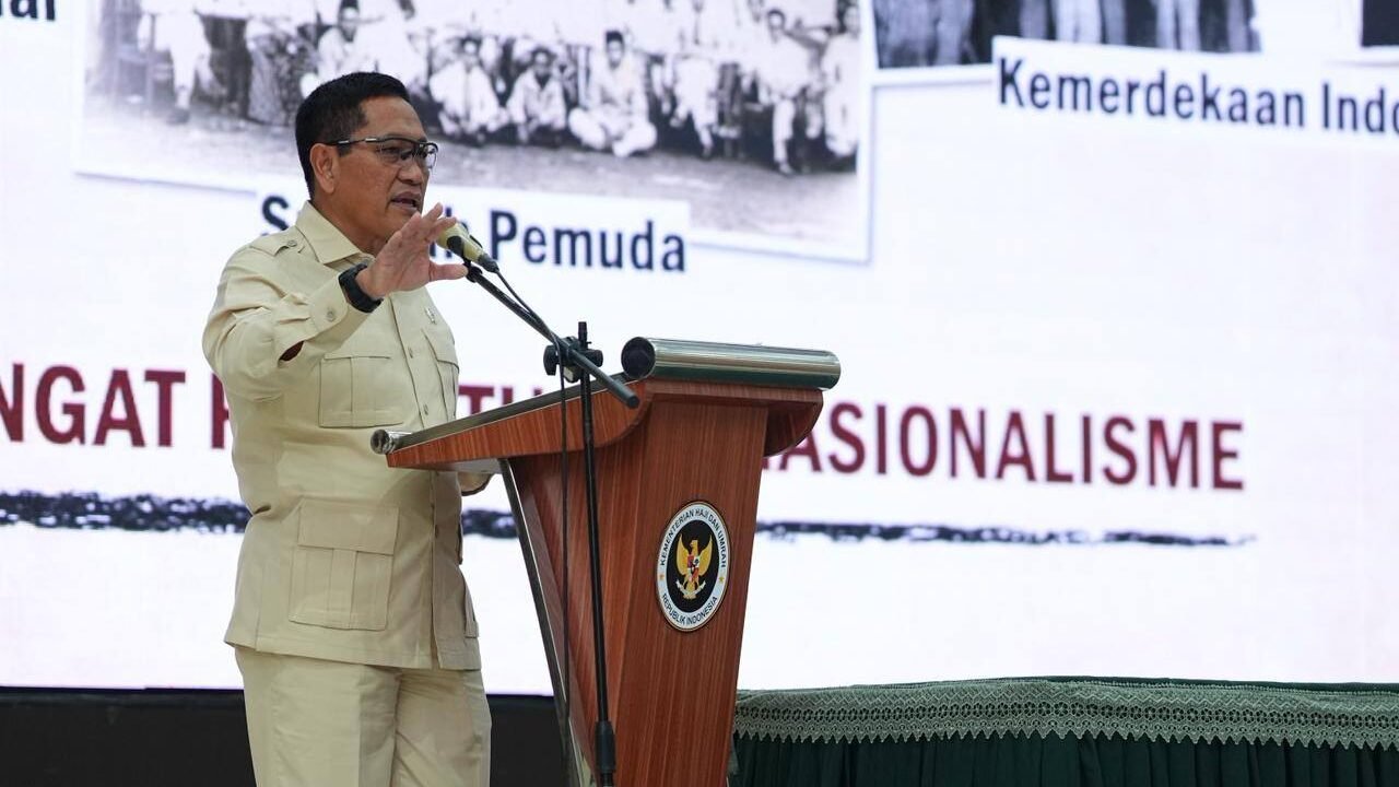Wakil Menteri Pertahanan Donny Ermawan Taufanto memberikan paparan mengenai pertahanan negara dan wawasan kebangsaan di podium saat acara Ramadan Leadership Camp di Makassar. (Dok. HO/Faktakalbar.id)