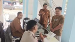 Petugas gabungan saat melayani warga yang membayar pajak kendaraan dalam kegiatan Samsat Go To Kecamatan di Kotabaru, Selasa (10/2/2026).