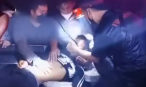 Proses evakuasi warga Desa Galang, Mempawah yang menderita ISPA akibat dari dampak asap Karhutla.