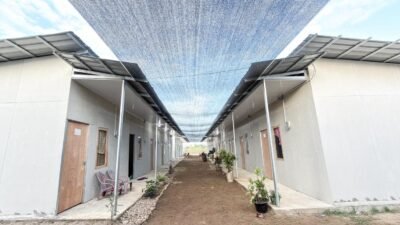 "Warga korban bencana di huntara Aceh Utara mendesak realisasi pemulihan ekonomi. BNPB merespons dengan usulan anggaran Rp27 triliun yang masih tertahan di pusat. "