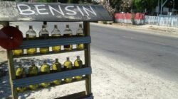 "Warga Kapuas Hulu menilai surat edaran bupati terkait kelangkaan BBM tidak tepat sasaran karena gagal menertibkan lonjakan harga di tingkat kios eceran. "