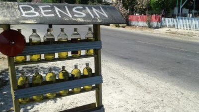 "Warga Kapuas Hulu menilai surat edaran bupati terkait kelangkaan BBM tidak tepat sasaran karena gagal menertibkan lonjakan harga di tingkat kios eceran. "