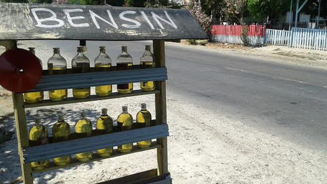 "Warga Kapuas Hulu menilai surat edaran bupati terkait kelangkaan BBM tidak tepat sasaran karena gagal menertibkan lonjakan harga di tingkat kios eceran. "