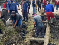 Cegah Banjir, Warga Kapuas Kanan Hilir Sintang Gelar Kerja Bakti Bersihkan Drainase