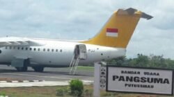 "Pembangunan Bandara Pangsuma Putussibau rampung, namun warga Kapuas Hulu justru mengeluhkan tingginya harga tiket pesawat ke Pontianak yang mencapai Rp1,8 juta."