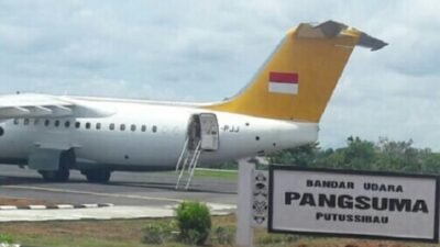 "Pembangunan Bandara Pangsuma Putussibau rampung, namun warga Kapuas Hulu justru mengeluhkan tingginya harga tiket pesawat ke Pontianak yang mencapai Rp1,8 juta."
