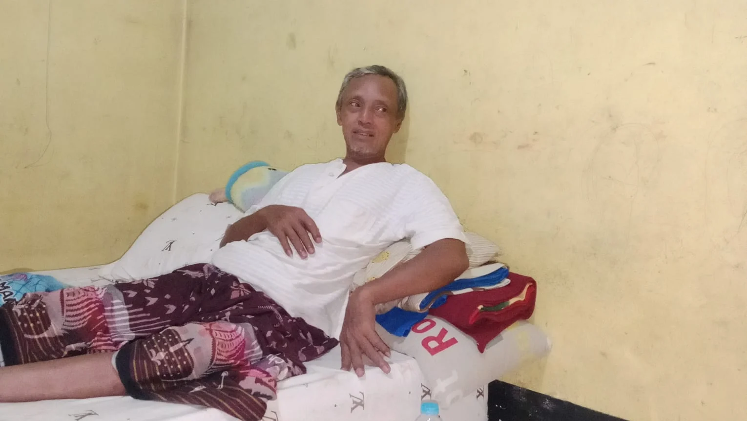 'Faisal, warga Sungai Kakap, terbaring lemah menahan sakit akibat antrean operasi di RSU dr. Soedarso yang panjang. Pihak RS sebut keterbatasan dokter spesialis."