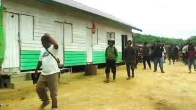 Puluhan warga Desa Mensubang duduki mess PT SMS di Ketapang akibat penggusuran kebun karet. Simak perkembangan terkini Konflik Lahan di Ketapang di sini.