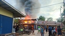 Kondisi bangunan rumah dua lantai milik warga di Dusun Ubay, Desa Kedukul, Sanggau, saat dilalap si jago merah pada Minggu sore (1/2/2026).