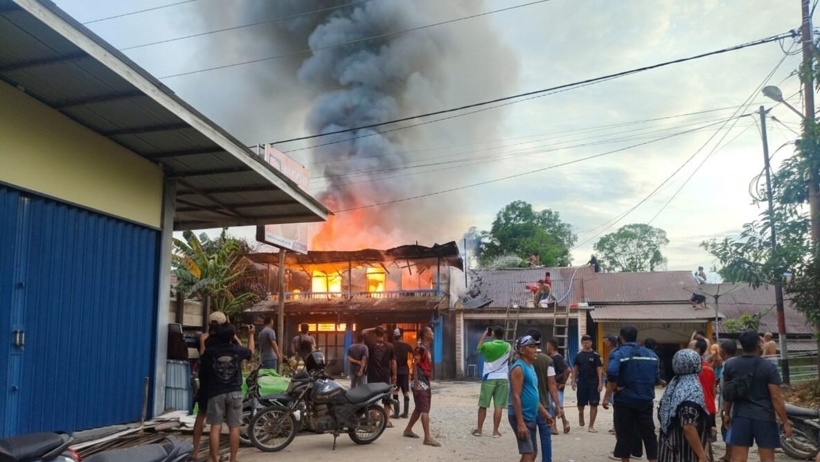 Kondisi bangunan rumah dua lantai milik warga di Dusun Ubay, Desa Kedukul, Sanggau, saat dilalap si jago merah pada Minggu sore (1/2/2026).