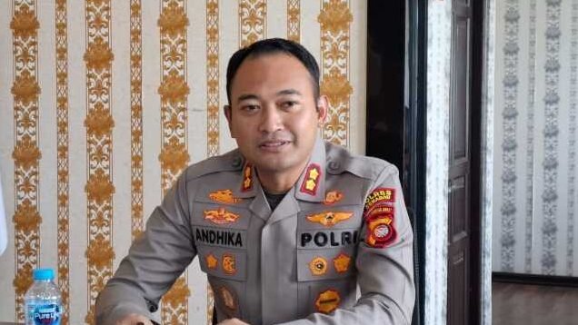 "Warga Sekadau keluhkan pencemaran sungai akibat aktivitas PETI di hulu. Kapolres Sekadau tegaskan tambang emas tanpa izin adalah tindakan melawan hukum."