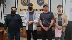 "Kejari Ketapang menjemput LX, WNA Tiongkok tersangka pencurian bahan peledak di PLBN Entikong. Status tahanan rumah LX dicabut setelah mencoba kabur ke Malaysia."