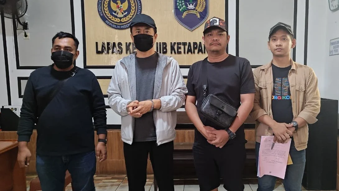 "Kejari Ketapang menjemput LX, WNA Tiongkok tersangka pencurian bahan peledak di PLBN Entikong. Status tahanan rumah LX dicabut setelah mencoba kabur ke Malaysia."