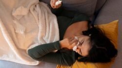 "Hidung tersumbat dan batuk sering kali mengganggu waktu istirahatmu. Terapkan 3 tips ampuh ini agar kamu bisa tidur nyenyak dan bangun lebih segar saat flu."