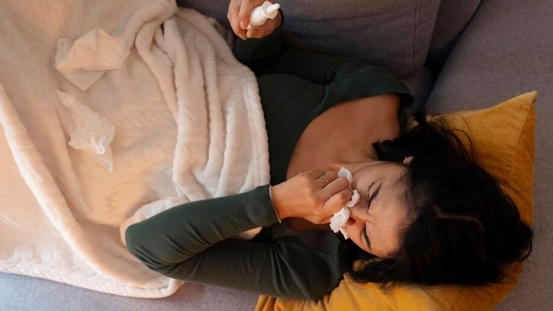 "Hidung tersumbat dan batuk sering kali mengganggu waktu istirahatmu. Terapkan 3 tips ampuh ini agar kamu bisa tidur nyenyak dan bangun lebih segar saat flu."