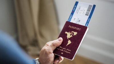 "Ternyata ada 3 orang di dunia yang bebas keliling dunia tanpa paspor. Simak alasan unik di balik hak istimewa Raja Inggris dan Kaisar Jepang ini."