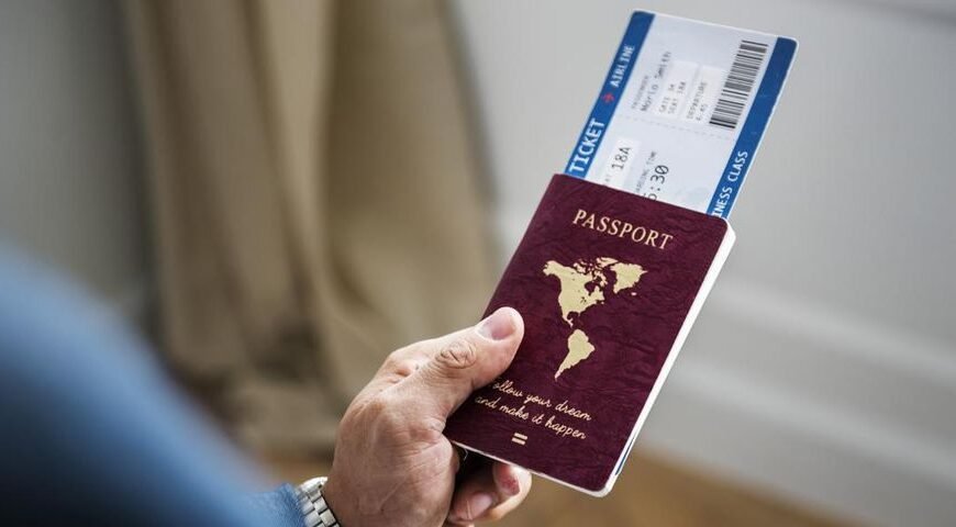 "Ternyata ada 3 orang di dunia yang bebas keliling dunia tanpa paspor. Simak alasan unik di balik hak istimewa Raja Inggris dan Kaisar Jepang ini."