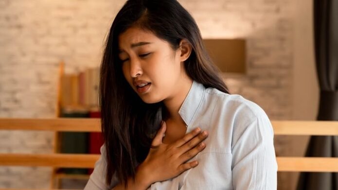 "Merasakan dada sesak setelah begadang? Kenali 4 alasan medis dan psikologis di balik sensasi dada berat akibat kelelahan serta kurang tidur bagi kesehatan tubuh."