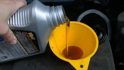 "Harga minyak dunia resmi menembus US$100 per barel akibat konflik global. Pahami 4 dampak nyata lonjakan harga minyak terhadap ekonomi masyarakat di Indonesia saat ini."