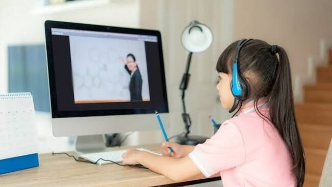 "Mengapa sekolah tatap muka lebih efektif? Simak 4 alasan mengapa sistem sekolah daring dinilai kurang pas untuk tumbuh kembang dan efektivitas belajar siswa."