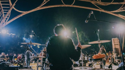 "Lagu Nirlaba dari Lomba Sihir bukan sekadar musik pop elektrik biasa. Temukan 4 kritikan tajam untuk pemerintah dan negara di balik liriknya yang berani."