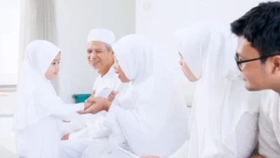 "Jaga silaturahmi tetap hangat dengan menghindari 4 larangan saat lebaran ini. Simak etika bertamu yang baik agar momen Idulfitri jadi lebih bermakna. "