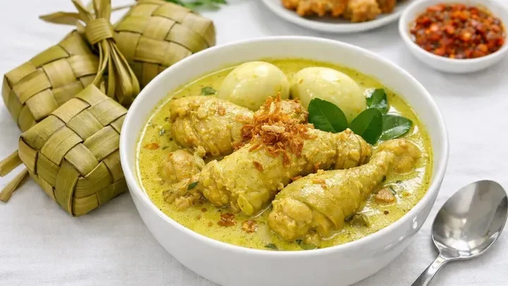 "Inilah 4 lauk pauk legendaris yang wajib ada saat lebaran Idulfitri, mulai dari opor ayam yang gurih hingga rendang daging yang kaya akan rempah khas nusantara."