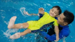 "Berenang bukan sekadar aktivitas bermain air yang menyenangkan, yuk ketahui 4 manfaat berenang buat anak untuk mendukung kesehatan fisik dan mentalnya. "