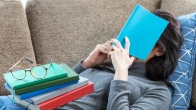 "Sedang kehilangan motivasi untuk membaca buku? Jangan khawatir, terapkan 4 tips sederhana berikut ini untuk membantu Anda keluar dari fase reading slump."