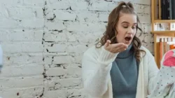 "Hadapi orang yang sok akrab dengan langkah tepat tanpa memicu konflik. Berikut 4 tips mengatasi rasa ilfeel dan menjaga batasan privasi Anda. "