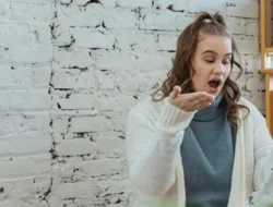 4 Tips Cerdas Mengatasi Rasa Ilfeel pada Orang yang Sok Akrab