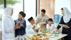 "Ingin tetap sehat dan bugar selama Idulfitri? Simak 4 tips praktis menjaga berat badan tetap stabil saat lebaran tanpa harus melewatkan hidangan favorit keluarga."