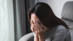 "Merasa terpuruk? Simak 4 tips dan tricks mengelola rasa sedih serta kecewa dengan cara yang keren dan elegan tanpa harus kehilangan jati diri."